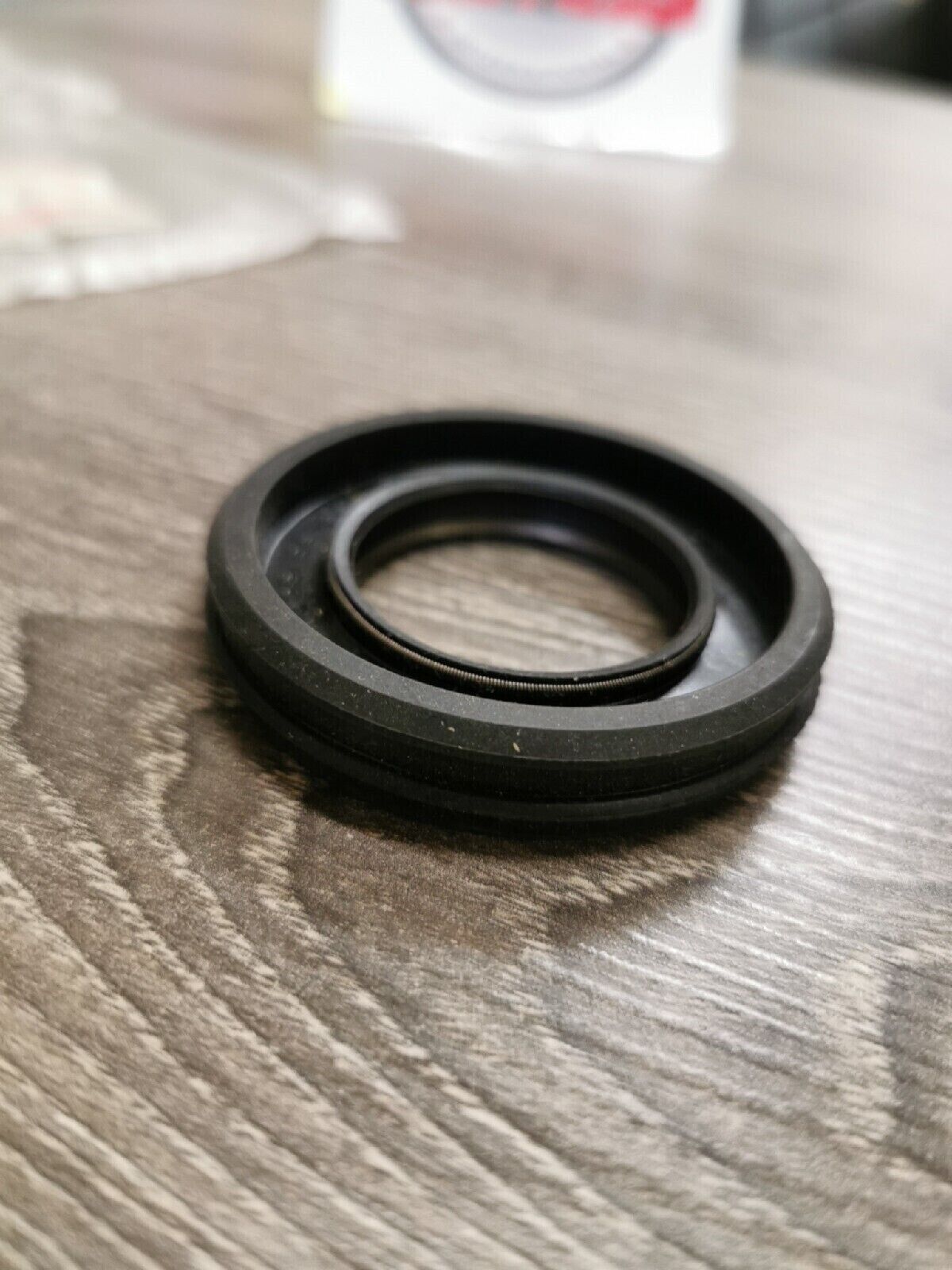 NOS YAMAHA VMX540 1983-87 CRANKSHAFT SEAL 93103-35139  Y56