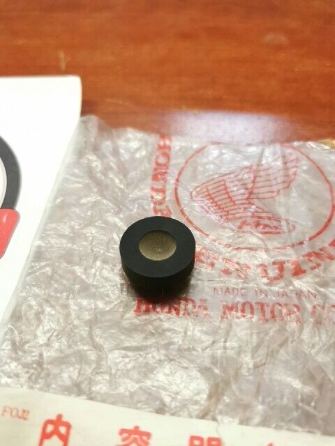 NEW NOS Honda CR125R CR250R CR500R CR80R SIDE COVER RUBBER 83512-KA4-700 H69