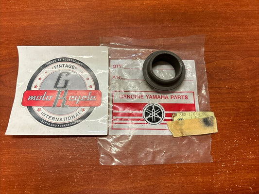 NOS Yamaha EX340 EX440 GPX338 GPX433 SPRING SEAT 888-17644-00-00 Y177