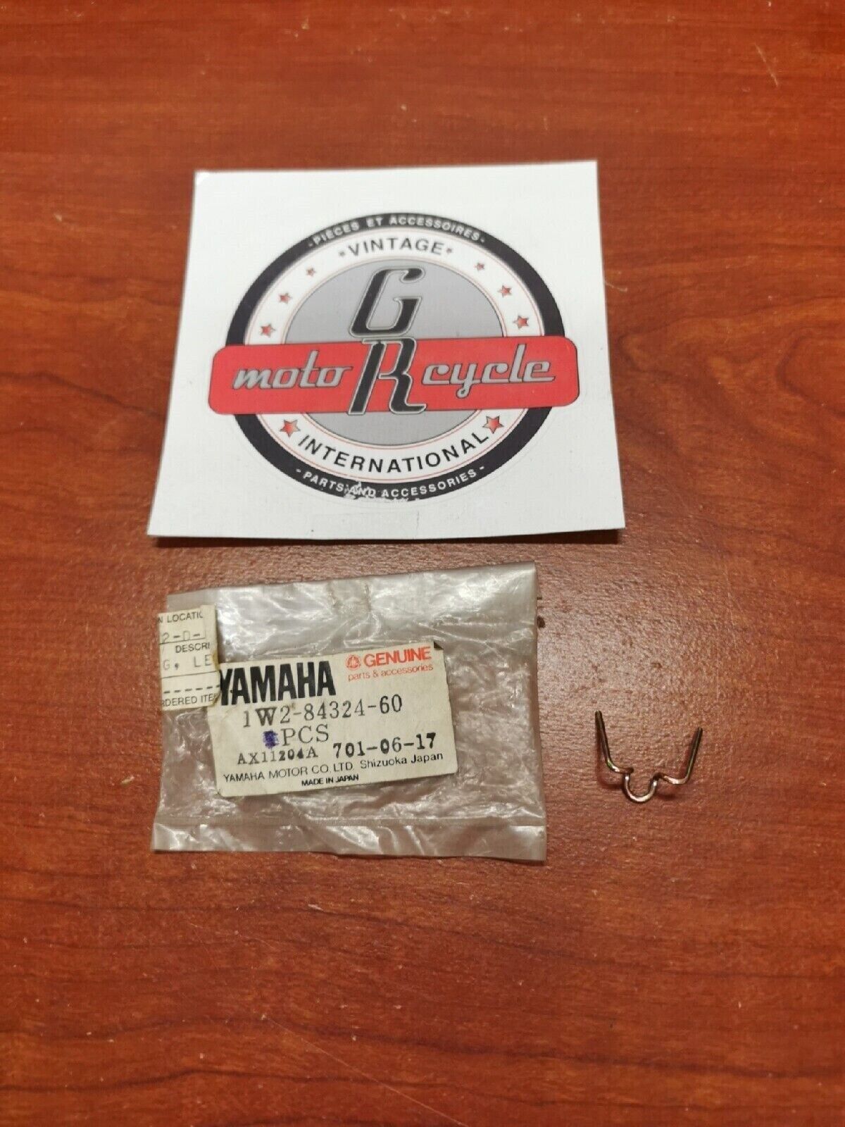 NOS Yamaha REFLECTOR SPRING 1W2-84324-60-00 Y70