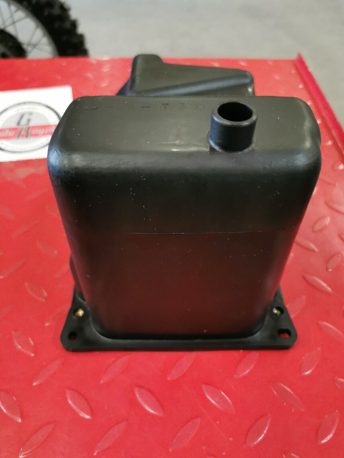 NOS YAMAHA YFM350   CASE AIR CLEANER  Superseded by 1UY-14411-02-00  Y53