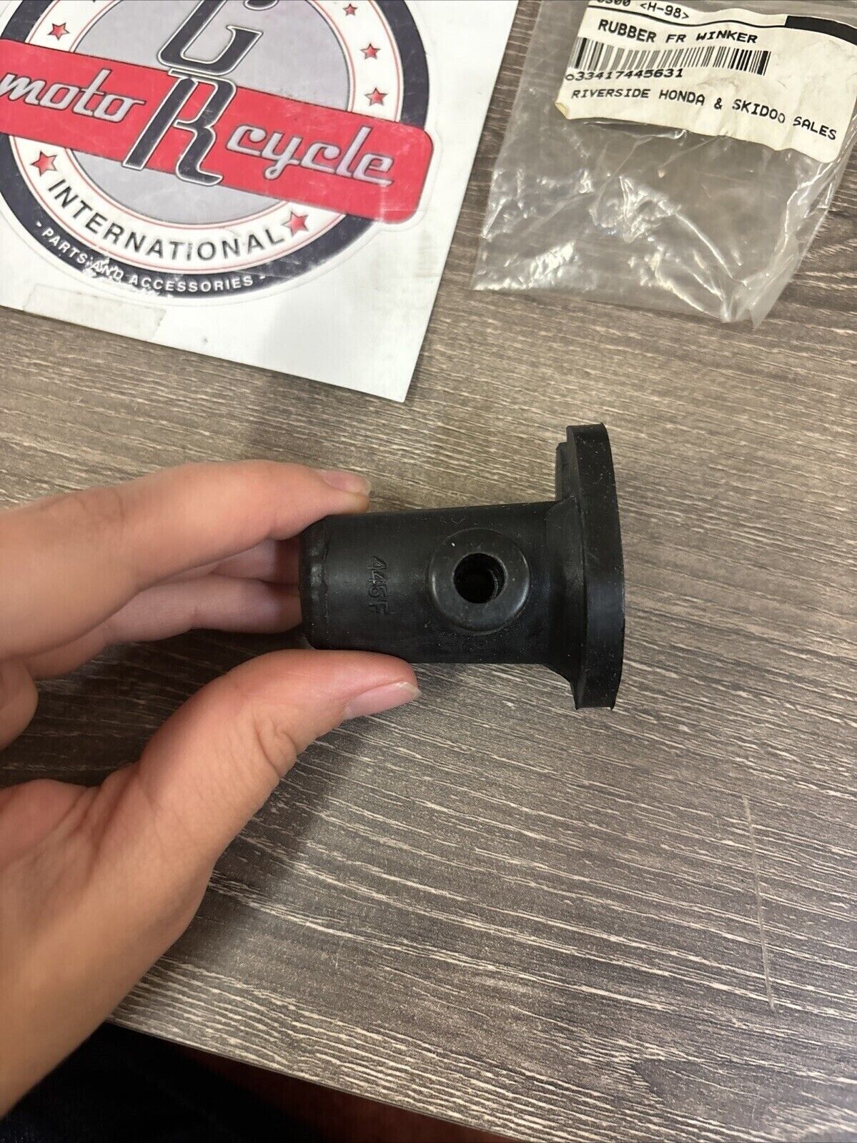 NOS Honda CB750 CB1100R CX650E FRONT TURN SIGNAL RUBBER 33417-445-631 H120