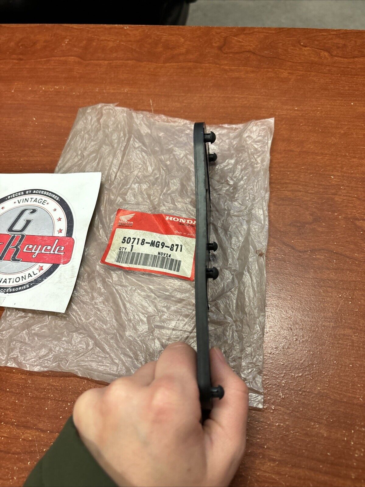 NOS Honda GL1200 A L SEI RIGHT PILLION STEP RUBBER 50718-MG9-871 H168