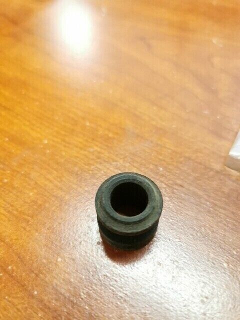 NOS Honda FRONT TURN SIGNAL MOUNTING RUBBER 33408-435-000 SUB 33408-KB7-000 H98