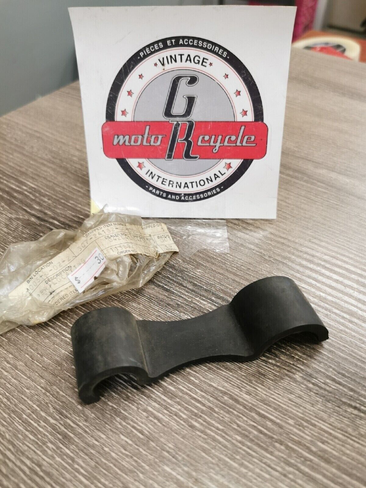 NOS YAMAHA RD125 RD200 1972 - 1976  DAMPER  LOCATING 2    307-24182-00-00   Y53