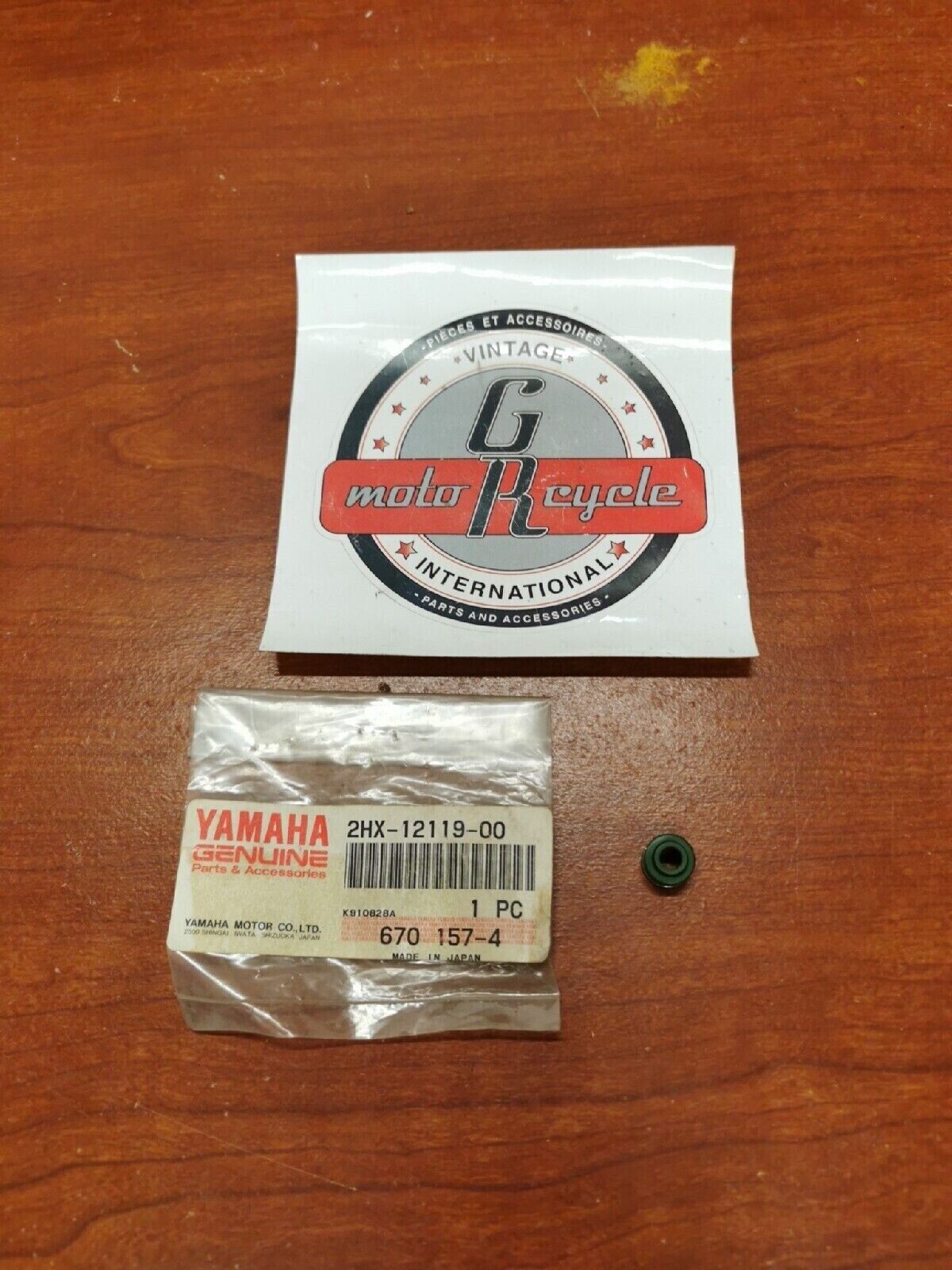 NOS Yamaha VALVE STEM SEAL 2HX-12119-00-00 Y72