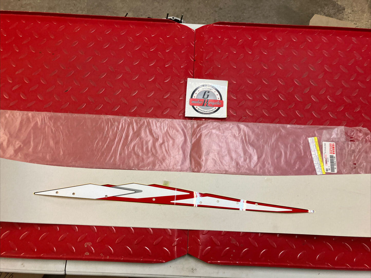 NOS Yamaha VX600 VX700 1998 DECAL EMBLEM 2 8CV-77352-10-00 Y36