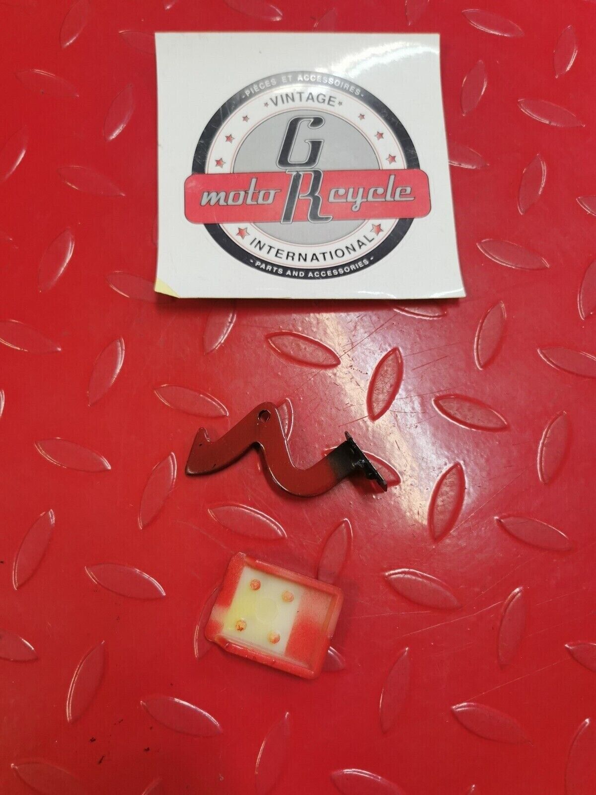 NOS YAMAHA SS440 SR540 LEVER SEAT 8K4-24776-00-00 SUPERCEDED 8L0-24776-00-00 Y26