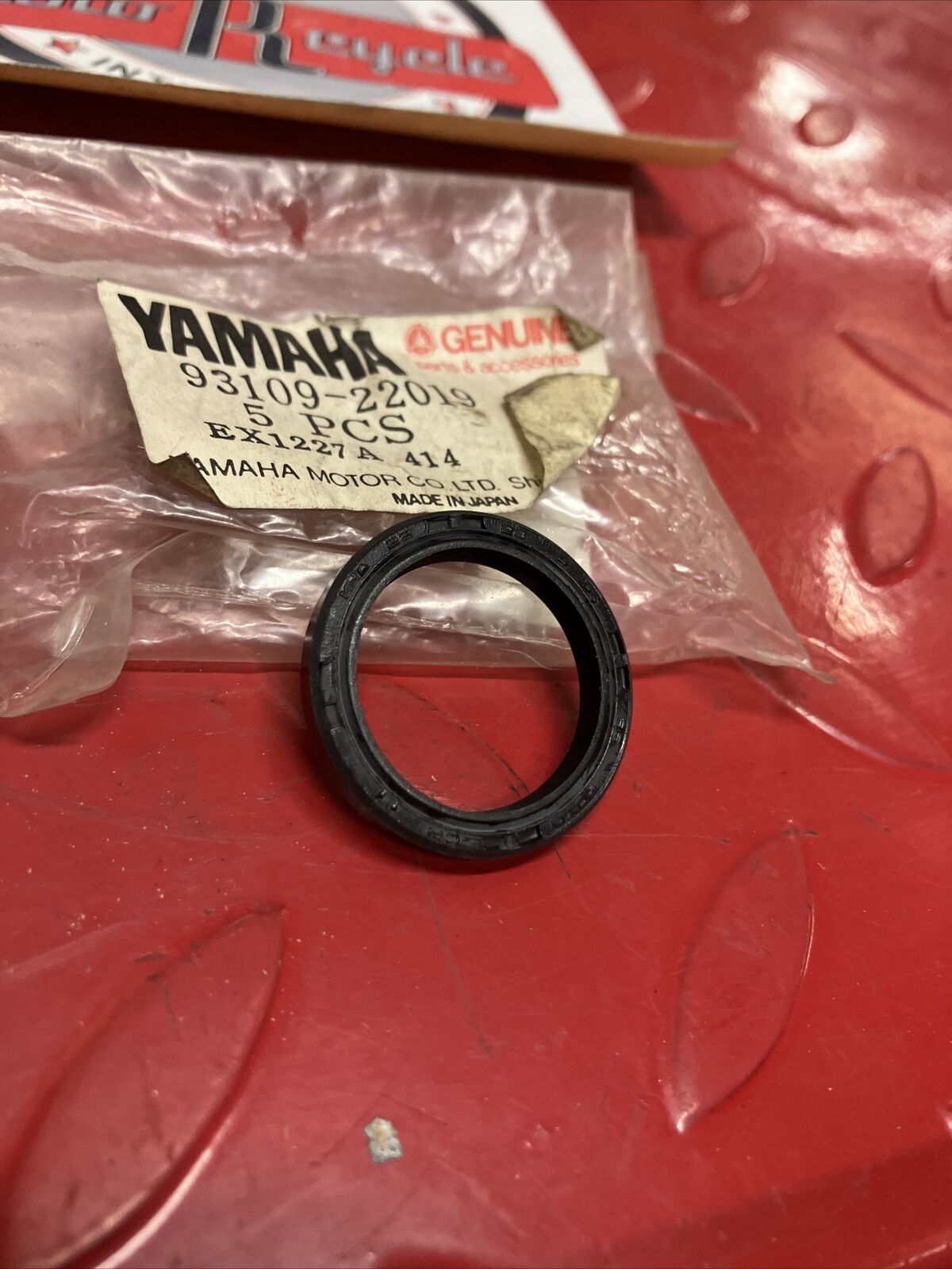 NOS YAMAHA OIL SEAL 93109-22019-00 Y66