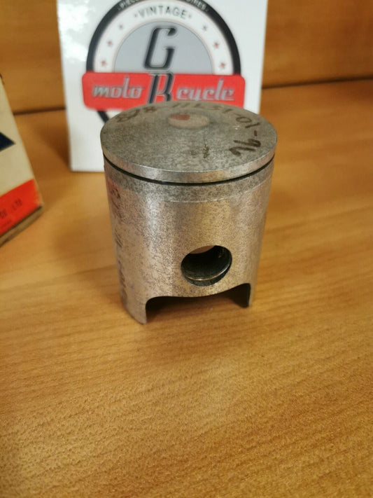 NOS YAMAHA  PISTON STD  878-11631-01-96 Y46