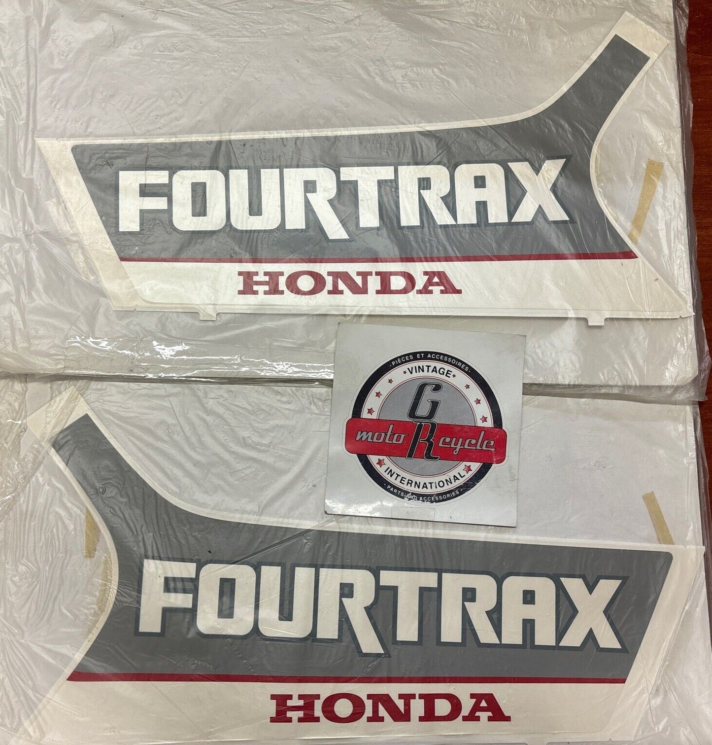 NOS Honda TRX300 RIGHT & LEFT TYPE 1 EMBLEM 87122-HC4-000ZA 87123-HC4-000ZA H147