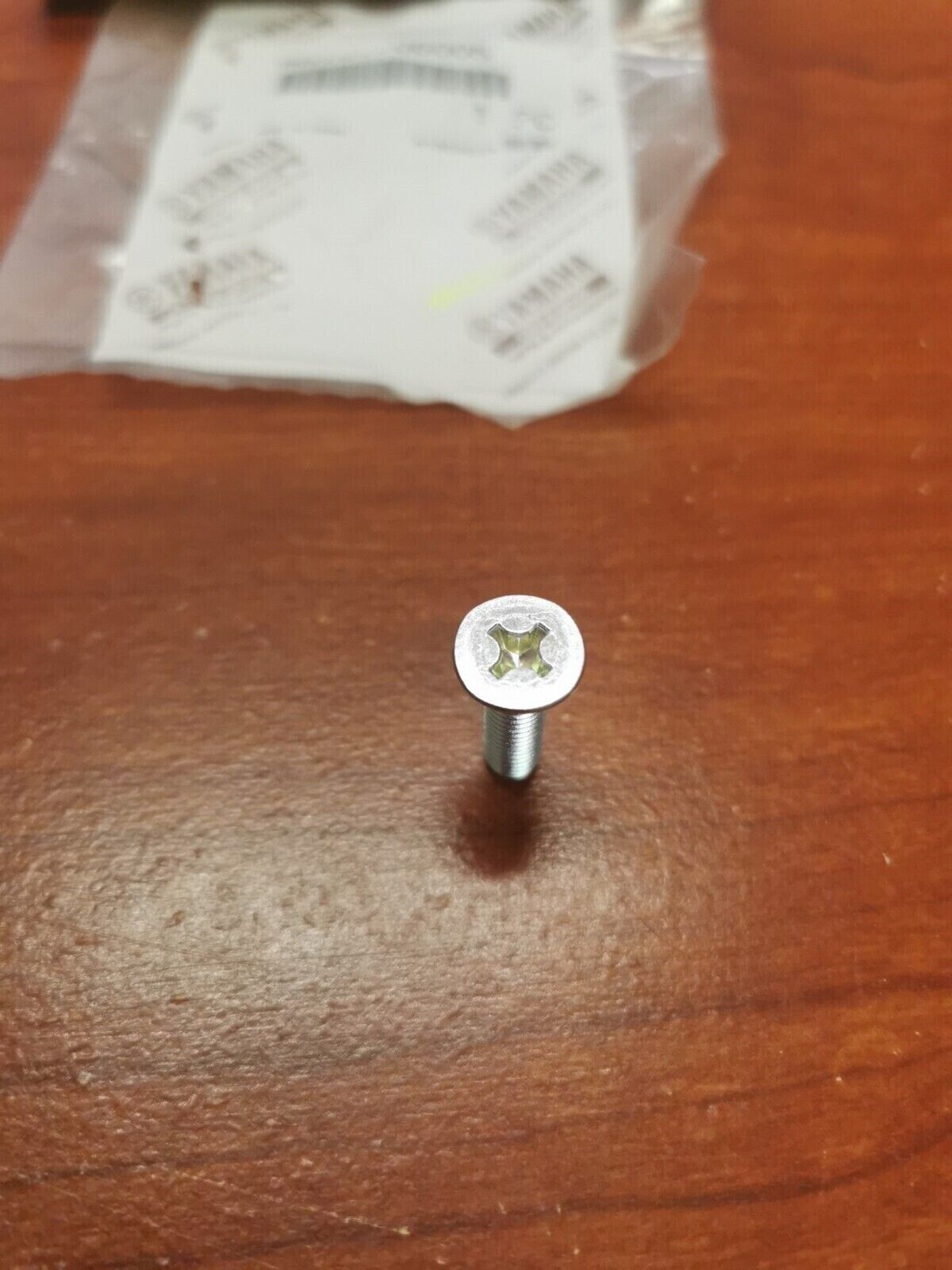 NOS Yamaha RC100 KT100 TZ250 XT250 YFM700 COUNTERSUNK SCREW 90151-06005-00 Y82