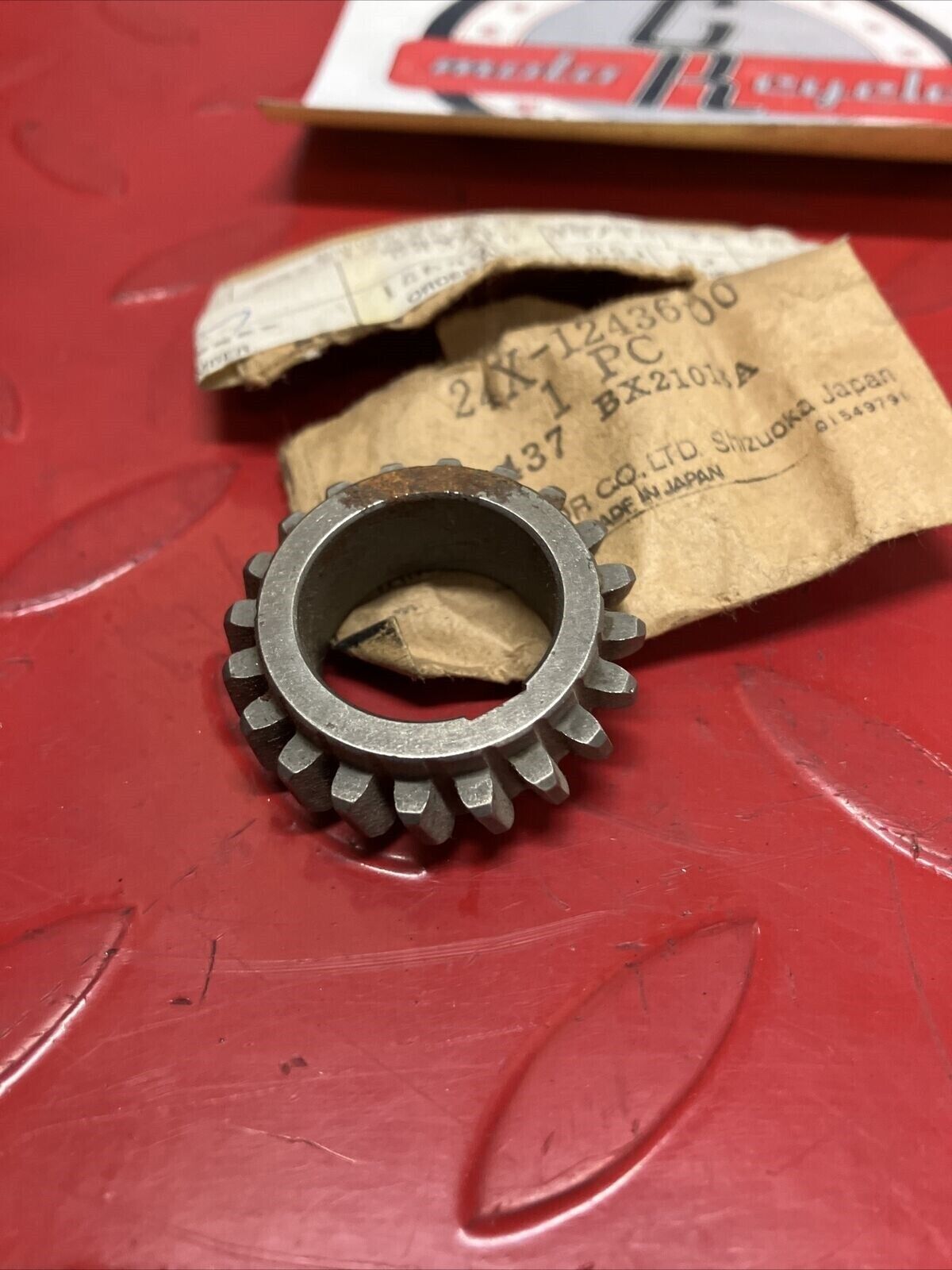 NOS YAMAHA YZ125 1983 1984 1985 WATER PUMP DRIVE GEAR 24X-12436-00-00 Y64