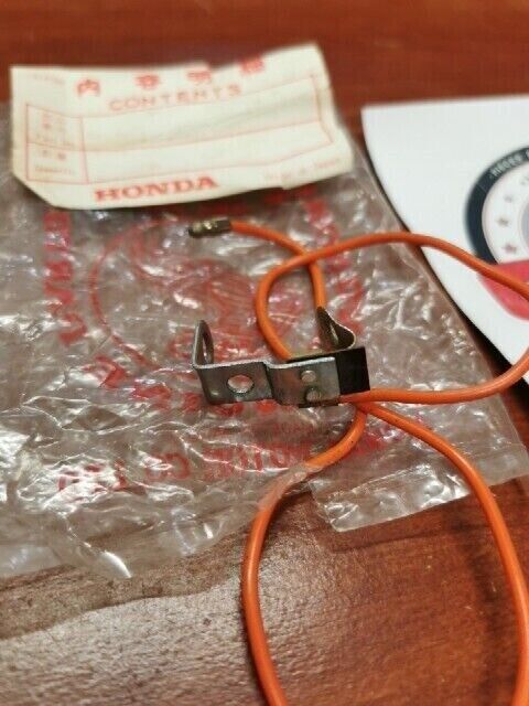 NOS Honda S65 LEFT FRONT WINKER SOCKET 33453-035-000 H69