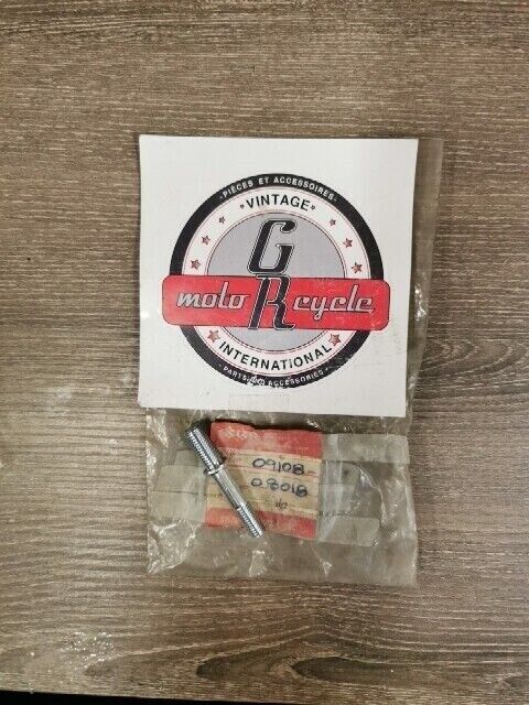 NOS SUZUKI DS185 DS250 PE175 RM100 RM125 TS250 TS400 BOLT STUD 09108-08018 S47