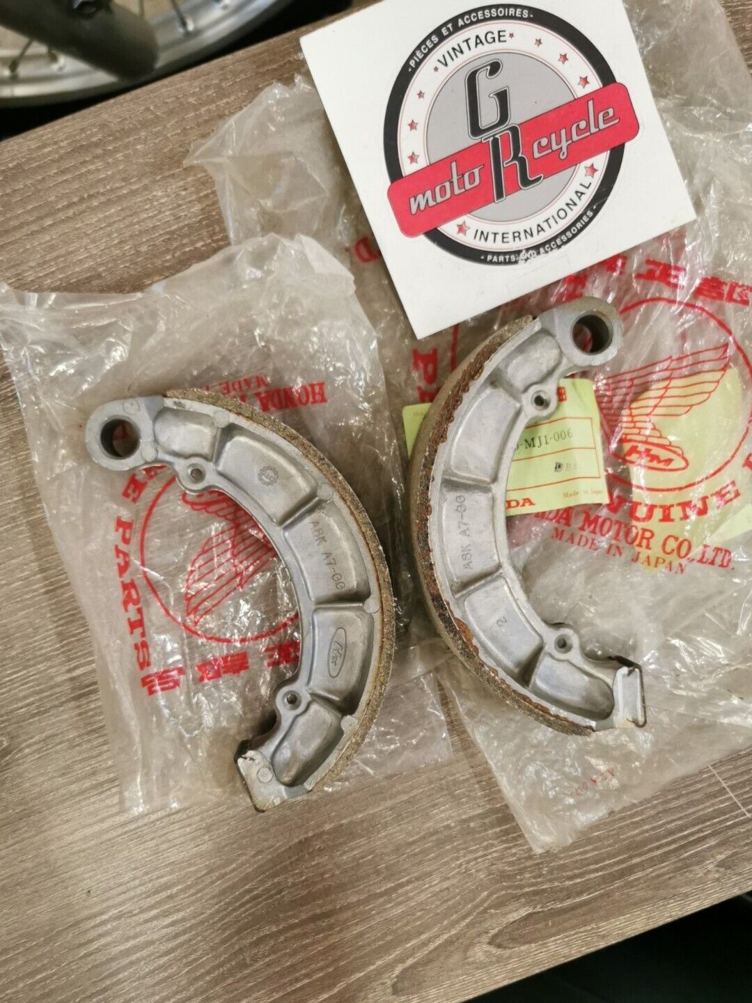 NOS HONDA CB750 1984 - 1987 SHOE REAR BRAKE 43120-MJ1-006 H60