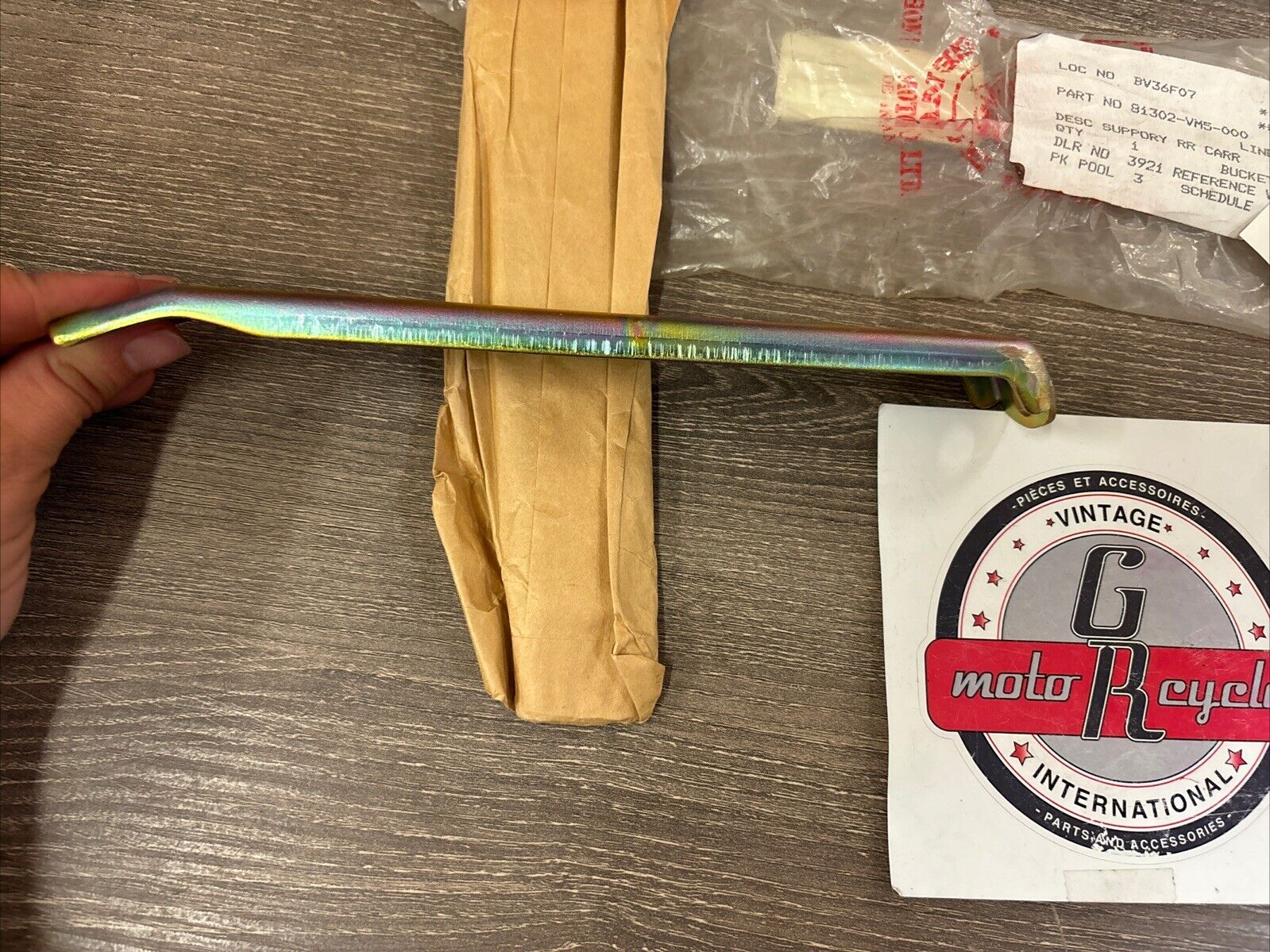 NOS Honda TRX200 TRX250 REAR CARRIER SUPPORT 81302-VM5-000 H119