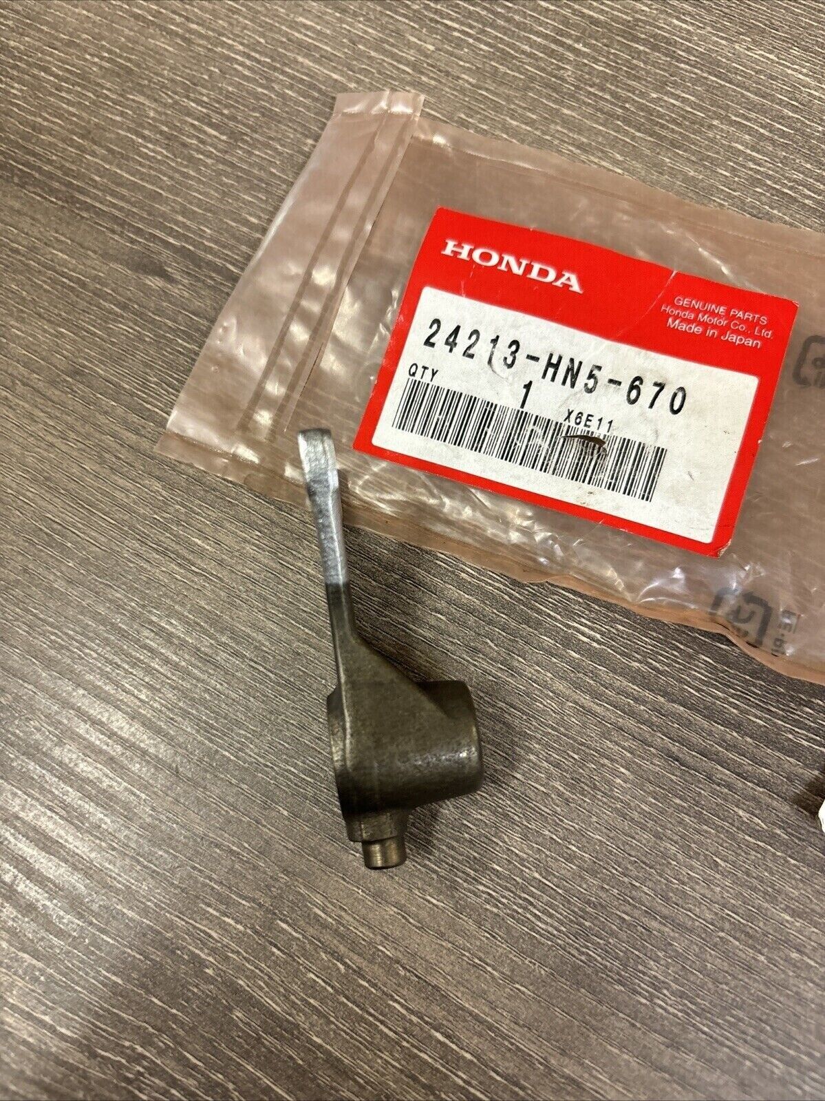 NOS Honda TRX350 REAR GEARSHIFT FORK 24213-HN5-670 H118