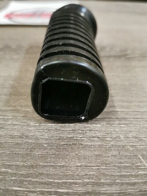 NOS YAMAHA TX500 TX650 TX750 XS500 COVER FOOTREST 341-27423-00-00 Y190