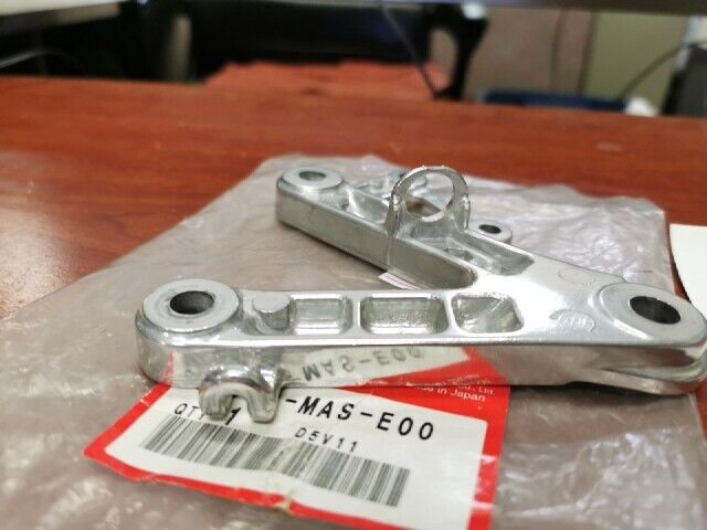 NOS Honda 1998 - 1999 CBR900RR RIGHT MAIN STEP HOLDER 50600-MAS-E00 H108