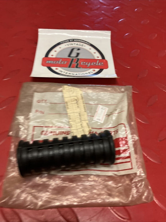 NOS YAMAHA FOOTPEG FOOTREST FOOT PEG REST COVER RUBBER 120-27433-00-00 Y60