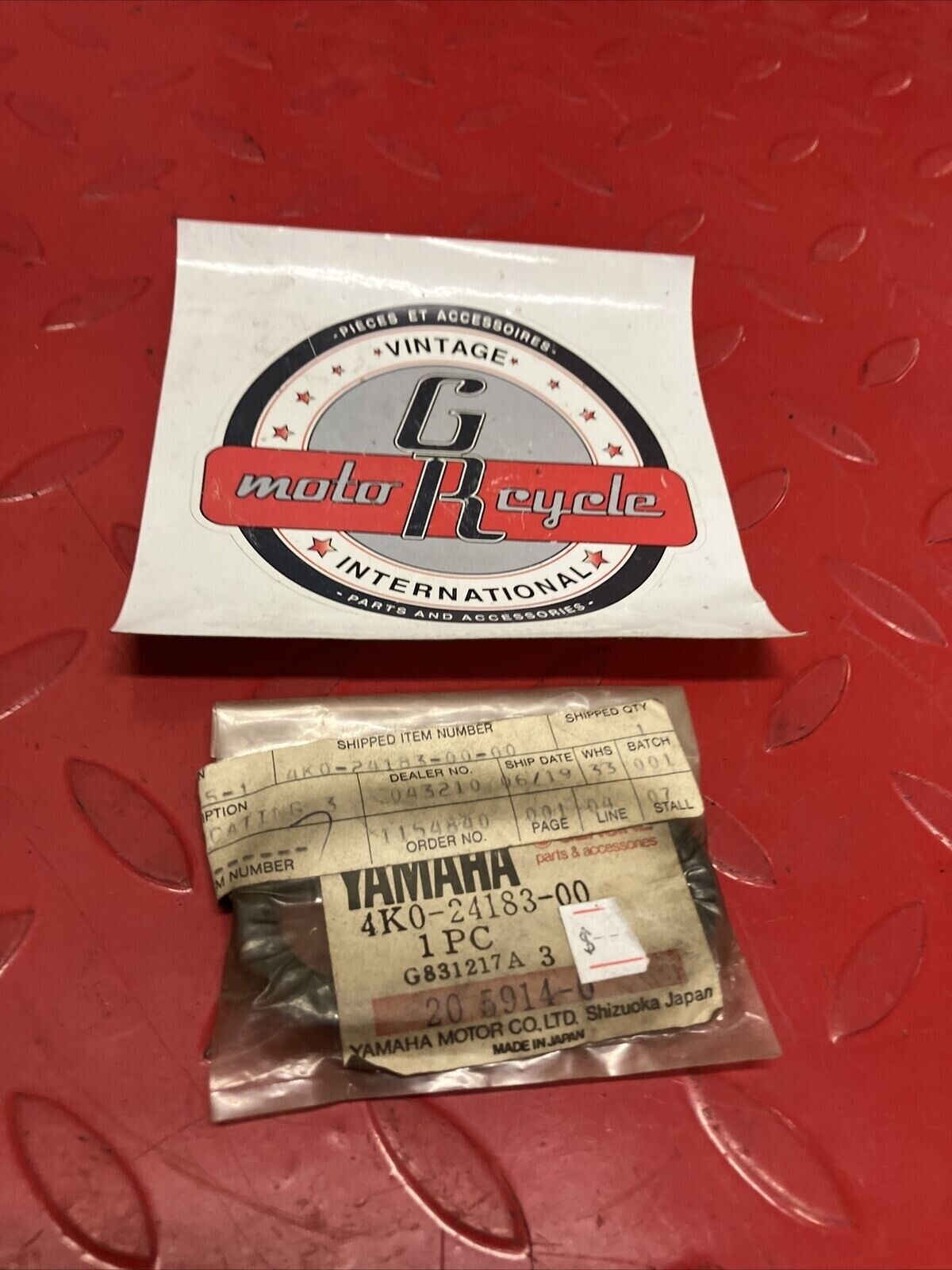 NOS YAMAHA FUEL TANK LOCATING DAMPER 3 4K0-24183-00-00 Y66