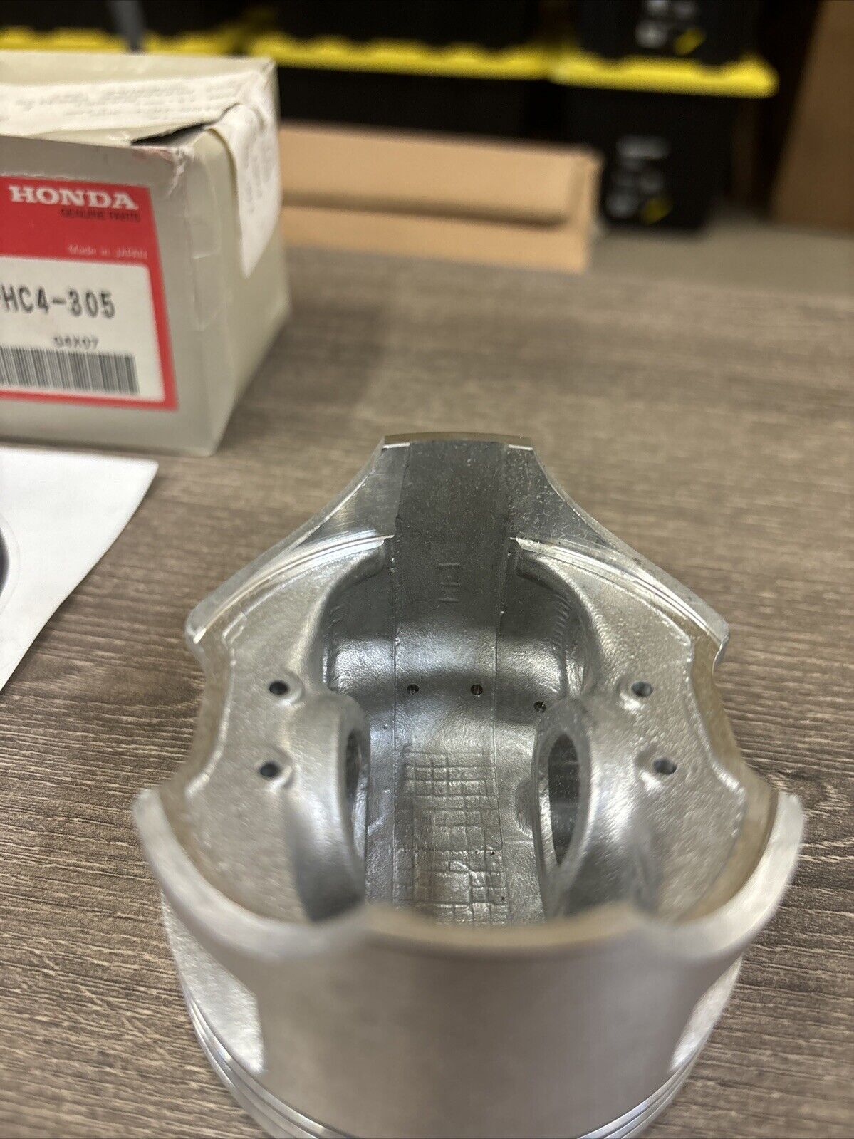 NOS Honda TRX300 TRX300FW PISTON O/S 1.00 13105-HC4-305 H136