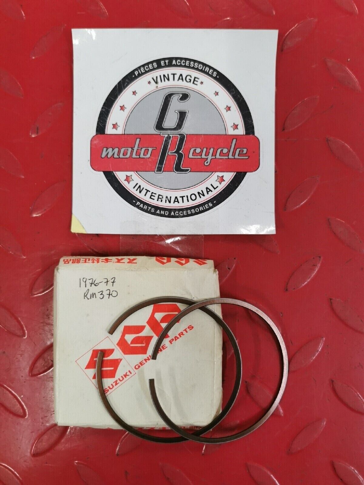 NEW NOS SUZUKI RM370 1976 1977 RING SET PISTON B 12140-41211 S11