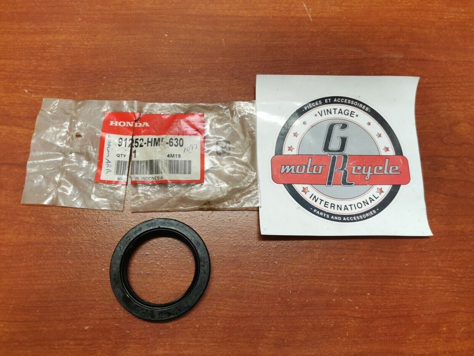 NOS Honda TRX300 TRX300FW TRX200 TRX200D DUST SEAL 91252-HM5-630 H64