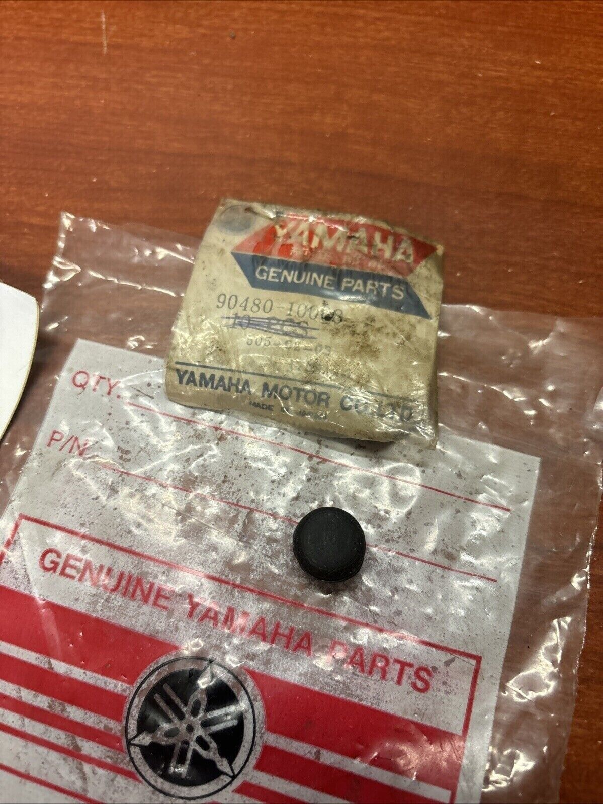 NOS Yamaha GROMMET 90480-10068-00 Y185