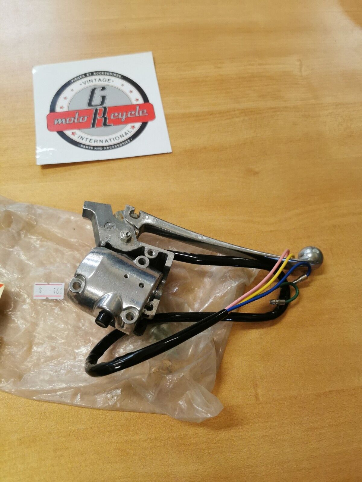 NOS YAMAHA LEVER HOLDER ASSEMBLY (L.H.) Superseded by 137-82710-11-94 Y38