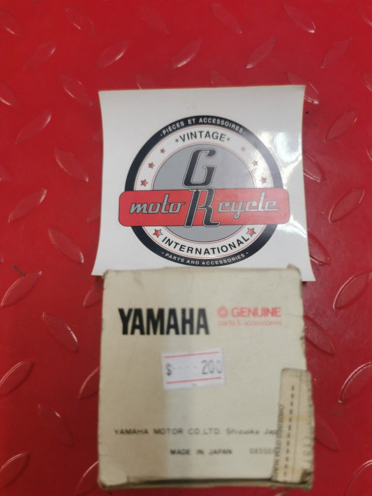 NOS Yamaha RD400 PISTON 1 O/S 0.25 1A1-11635-00-00 Y17