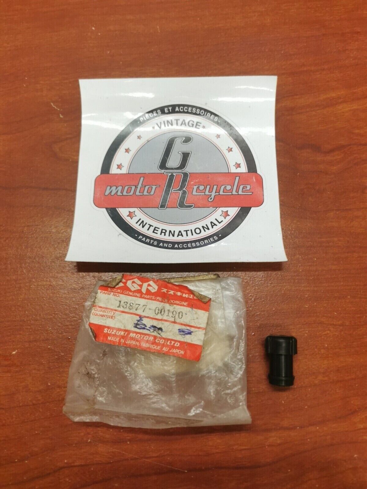 NOS Suzuki PLUG 13877-00190 S20
