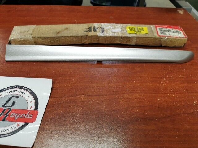 NOS Honda GL1800 RIGHT SADDLEBAG MOLDING 81281-MCA-000ZR H106