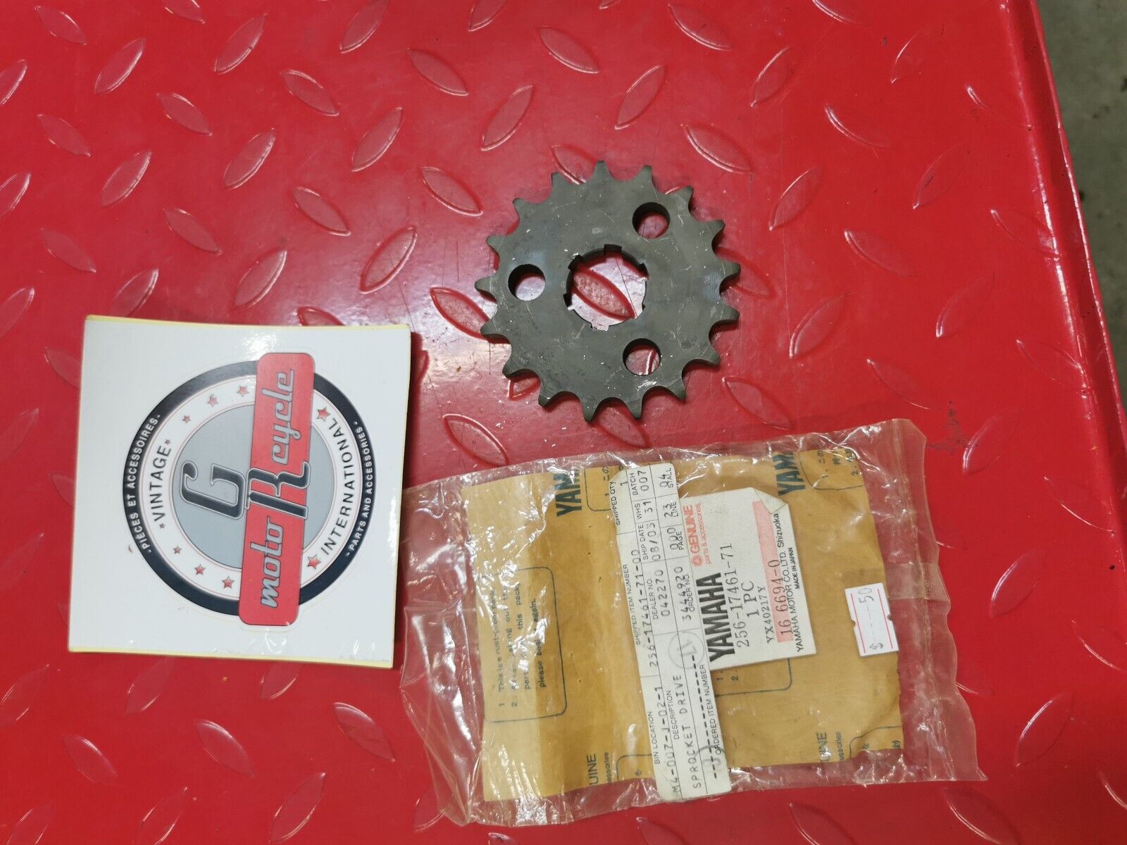 NOS YAMAHA SPROCKET DRIVE 256-17461-71-00 SUPERCEDED 93855-17129-00-00  Y28