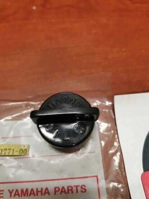 NOS Yamaha AT1 CT1 DT100 OIL TANK CAP 214-21771-00-00 SUB 1A0-21771-00-00 Y132