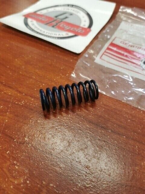NOS Yamaha COMPRESSION SPRING 256-16333-10-00 SUB 90501-23142-00 Y154