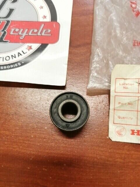 NOS Honda CB160 CB175 CL160 CL175 REAR WHEEL DAMPER BUSHING 41241-222-000 H69
