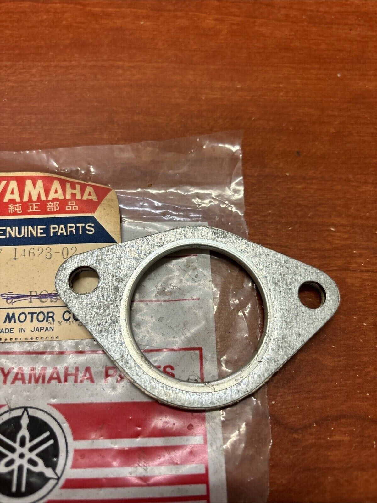 NOS Yamaha EXHAUST PIPE GASKET 807-14623-02-00 Y177