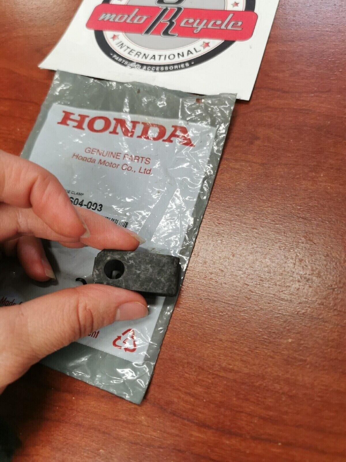 NOS Honda TRX350 TRX400 TRX300 SHOE CLAMP SPRING 45172-S04-003 H34