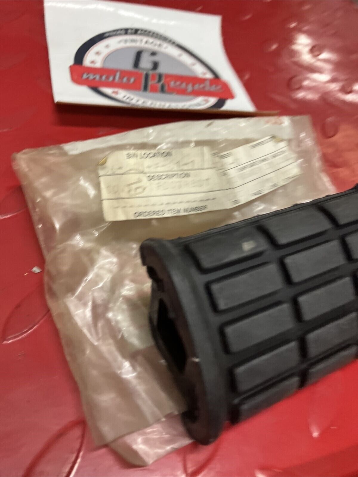 NOS YAMAHA FOOTREST COVER 4X7-27413-00-00 Y65