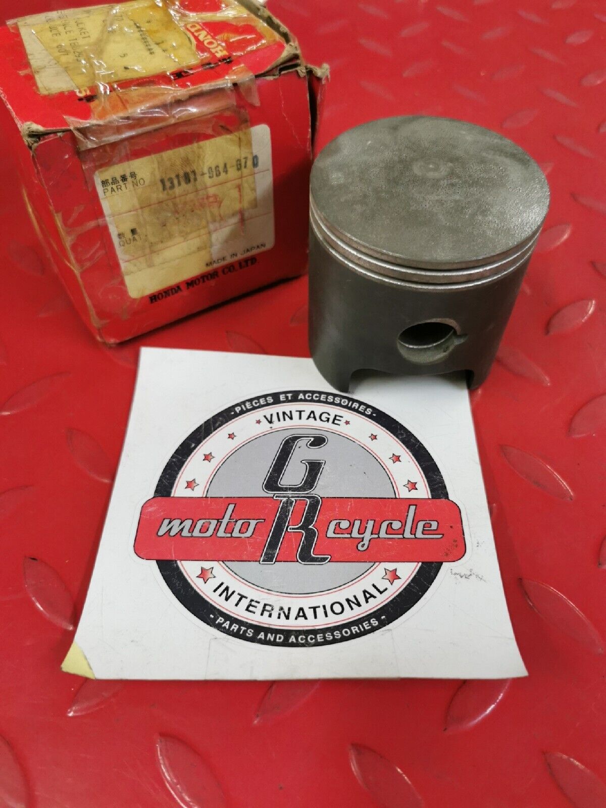 NOS HONDA  ATC250R  1984  PISTON  STD  13101-964-670  H38