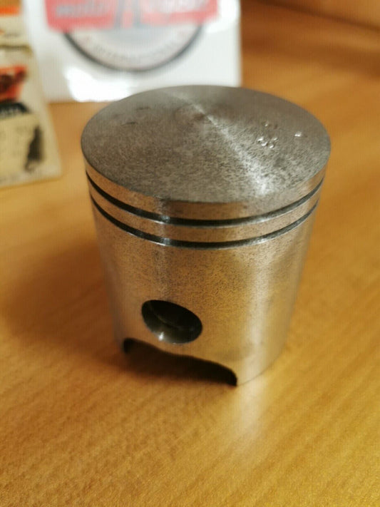 NOS YAMAHA LT2 LT3  1972 PISTON STD  305-11631-01-96 Y47