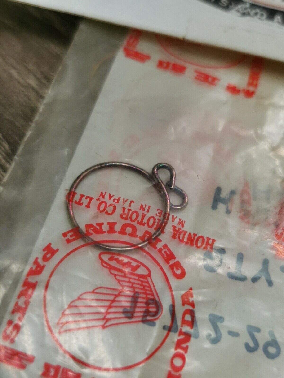 NOS HONDA  XR650L BREATHER TUBE CLIP 15772-292-010  H58