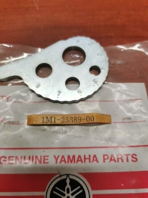 NOS Yamaha IT250 IT400 CHAIN PULLER 1M1-25389-00-00 SUB 1M1-25389-01-00 Y131
