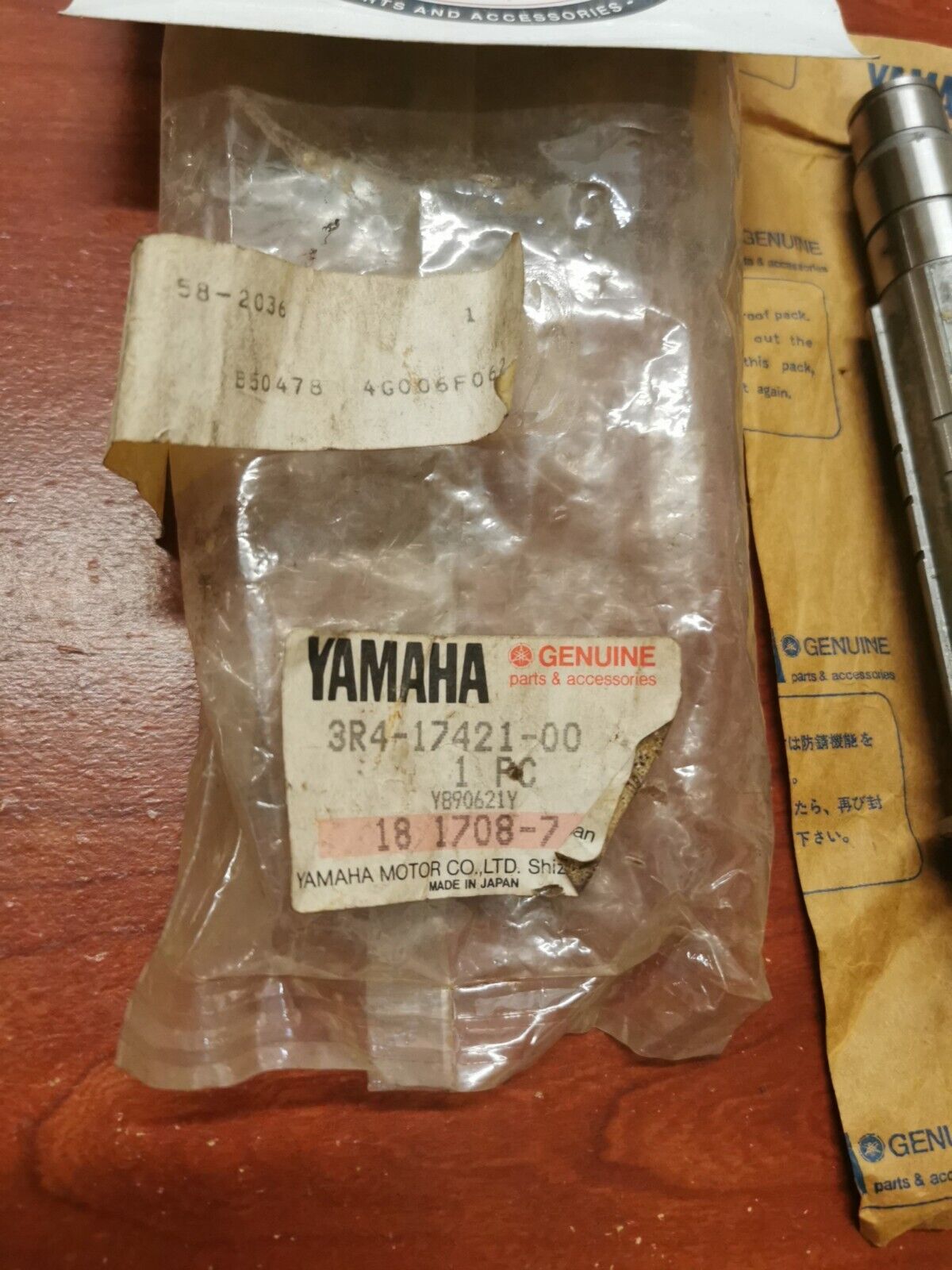 NOS Yamaha IT250 YZ250 TRANSMISSION DRIVE AXLE 3R4-17421-00-00 Y85