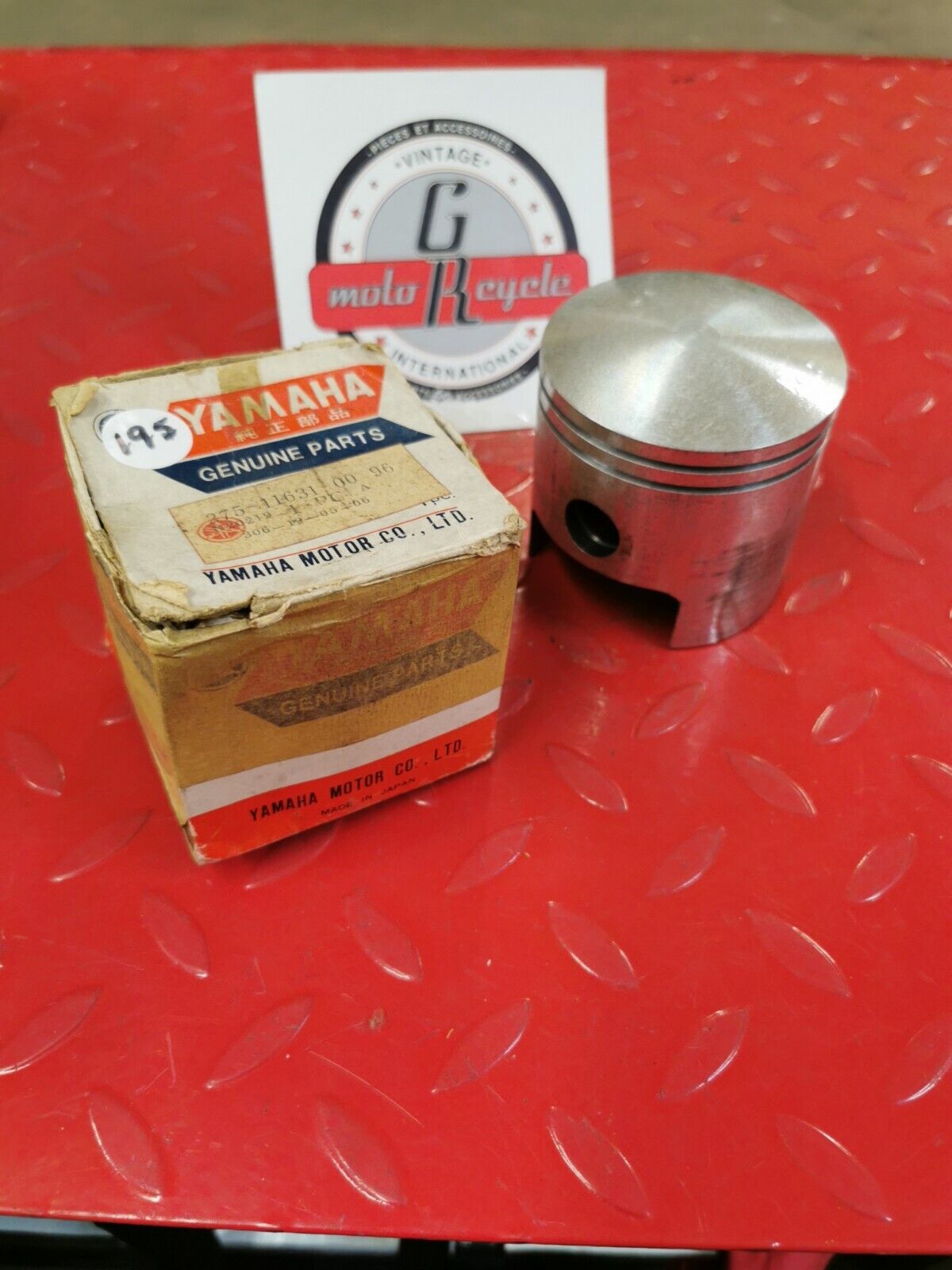 NOS YAMAHA RT1 1970 1971  PISTON STD   275-11631-00-96   Y50