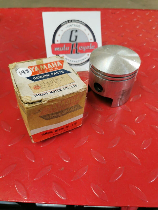 NOS YAMAHA RT1 1970 1971  PISTON STD   275-11631-00-96   Y50