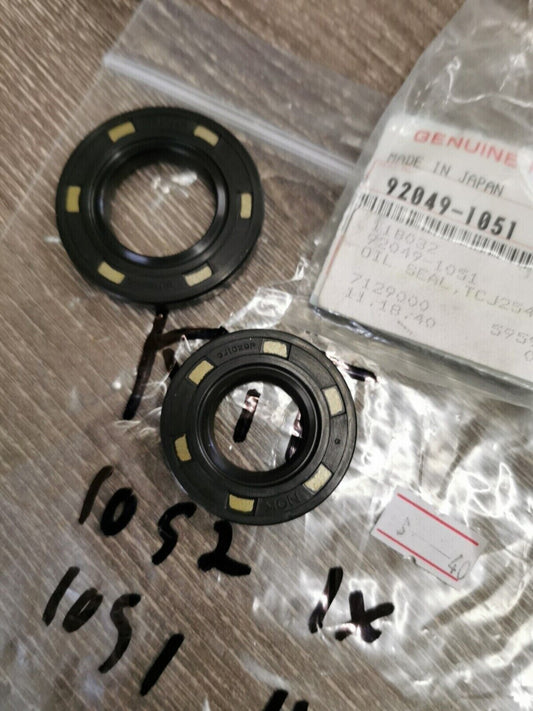 NOS KAWASAKI KX250 1980 - 2000 OIL SEAL QTY 2  92049-1052  92049-1051 K30