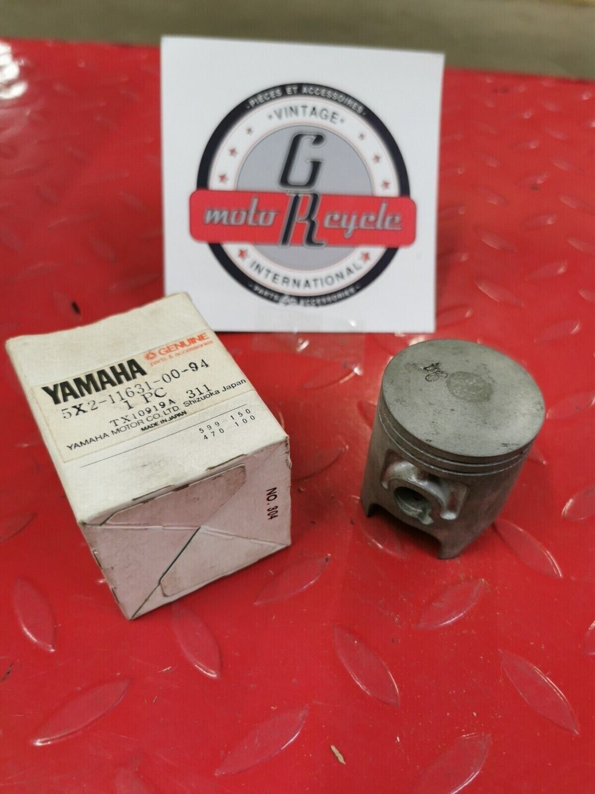 NOS YAMAHA YZ80 1982  PISTON STD  5X2-11631-00-94 Y50
